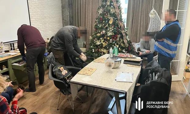 우크라이나 키이우 세무당국 책임자의 집을 수색하는 우크라이나 수사관들 [우크라이나 수사국 제공. 재판매 및 DB 금지] 