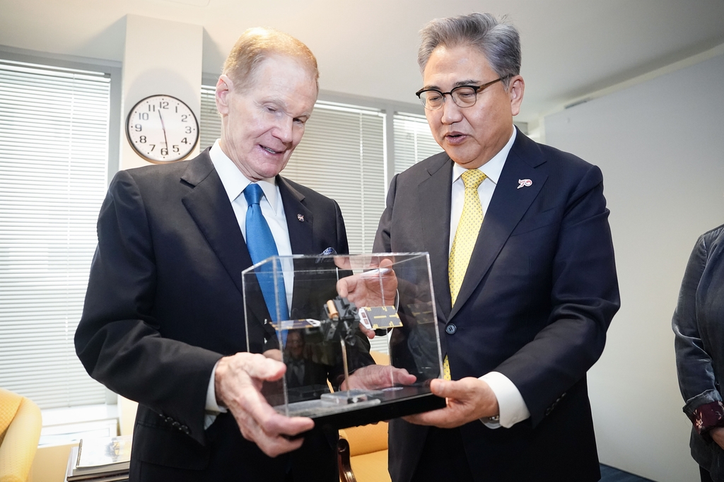 빌 넬슨 NASA 청장에게 한국 달 탐사선 다누리 모형 설명하는 박진 외교부 장관