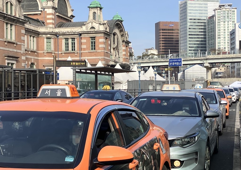 서울역 택시승강장에 길게 늘어선 택시
