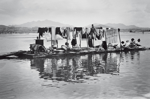 한강 뚝섬 강 복판에 있던 빨래터. 1966년 [홍순태 제공]