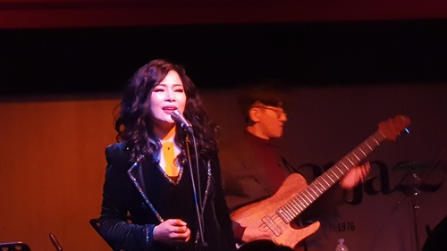 서울 이태원 올댓재즈에서 열린 자선 콘서트서 열창하는 재즈 디바 웅산