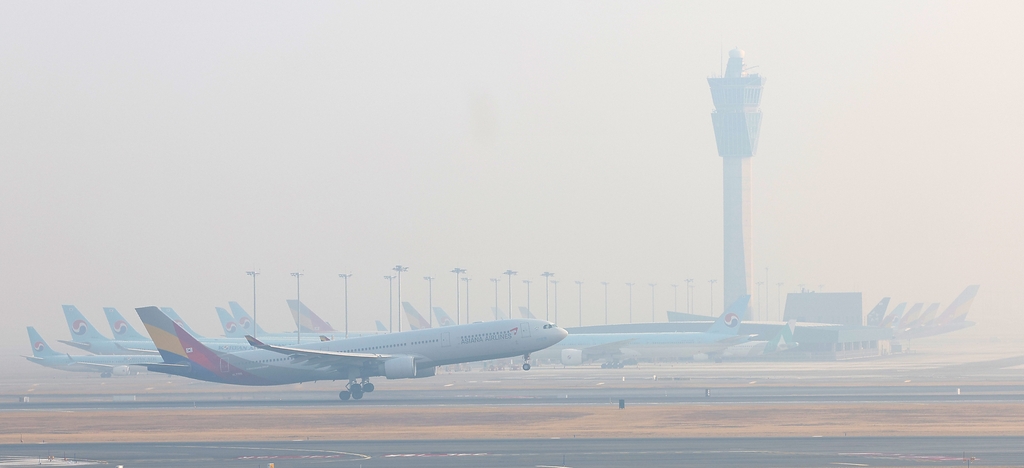 [사진톡톡] 안개와 미세먼지가 뒤덮은 인천공항 - 3