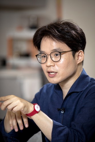 돌봄의 황무지에서 존엄의 사회로…신간 '각자도사 사회'