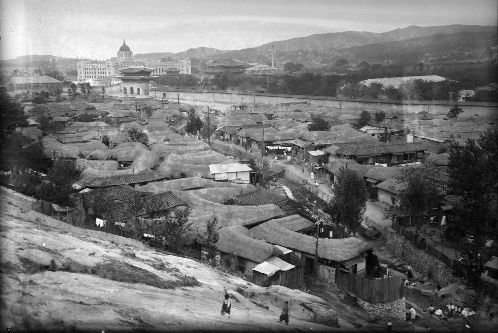 일제시대 서울 종로구 삼청동 총리공관 부근에서 찍은 유리 원판 사진. 오른쪽 아래 개울에서 여인들이 빨래하고 있다. 광화문이 경복궁의 동문인 건춘문 북쪽에 있었음을 알 수 있다. 1929년 [성균관대 박물관 제공 ]