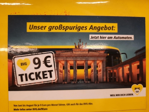 독일 베를린 지하철 자동발매기의 '9유로 티켓' 광고. [서울=연합뉴스]