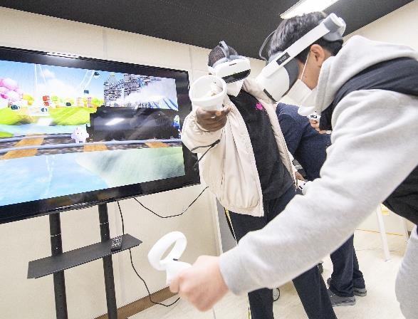 서울 '용산 청소년 디지털월드'에서 VR 체험 중인 학생들
