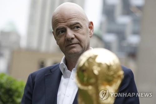 지난해 6월 월드컵 트로피 앞에 선 인판티노 FIFA 회장