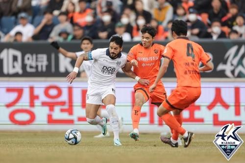 응급조처 후 경기 소화하는 양현준(가운데)