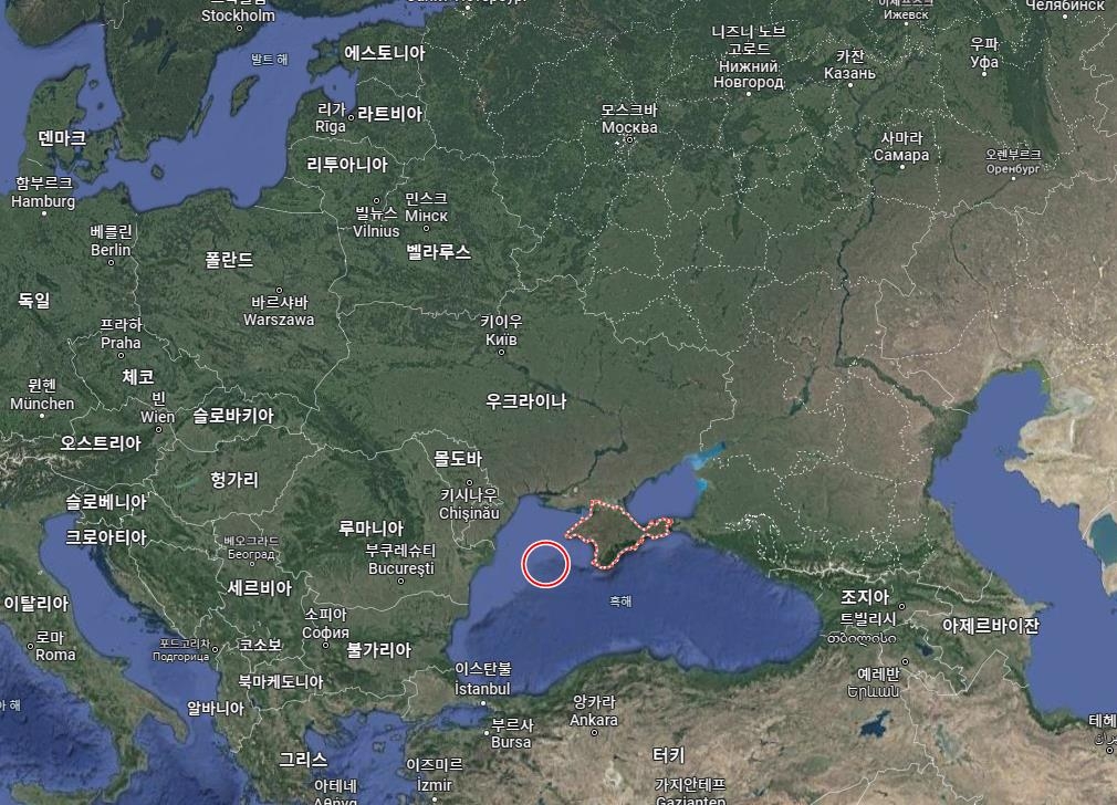 우크라이나와 러시아가 인접한 흑해. 빨간색 동그라미가 충돌 추정 지점