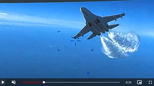 연료를 뿌리며 접근하는 러시아 Su-27 전투기