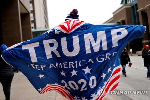 트럼프 지지 깃발을 등에 감싼 미국 아이오와 주민