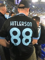 伊 라치오 구단, '히틀러 아들' 셔츠 입은 팬 영구 입장 금지