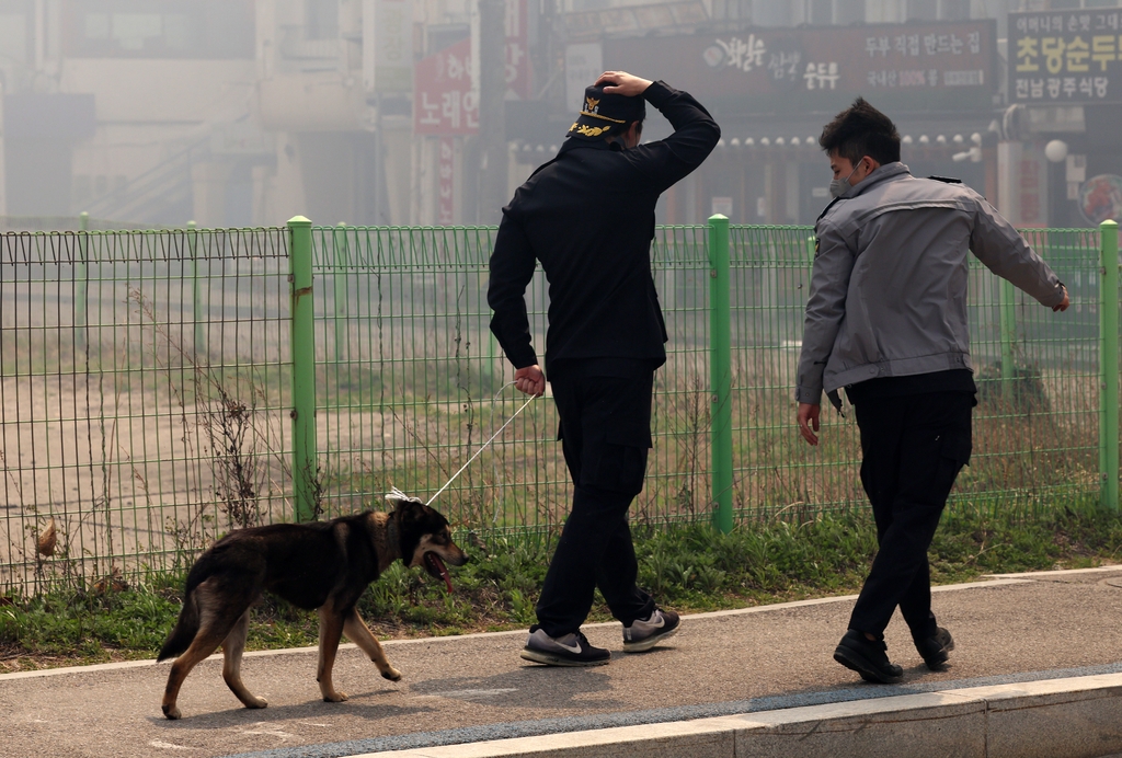 산불 현장서 강아지 구조하는 경찰관들
