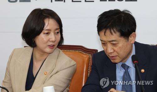 대화하는 이영 중소벤처기업부 장관과 김주현 금융위원장