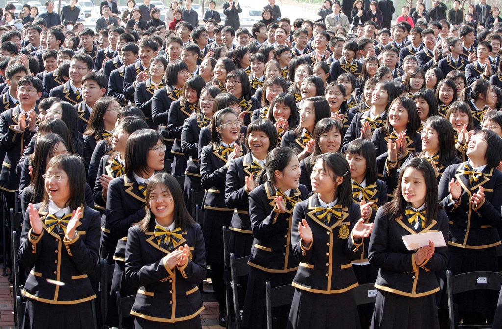 앙드레 김이 디자인한 교복을 입은 용인 외고 학생들. 2005년 [연합뉴스 자료사진]