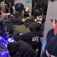 황산 한 화장실에서 잠을 자는 중국인들
