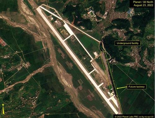 현대화 공사 완료 앞둔 북한 순천비행장 이전 모습.