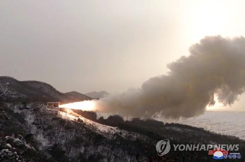 2022년 12월 15일 북한 서해위성발사장서 대출력 고체발동기 시험이 진행되는 모습