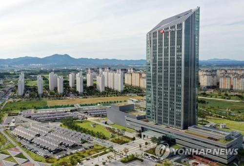 한전, '건물매각·임금반납' 25.7조 자구안…정승일 사장 사퇴도