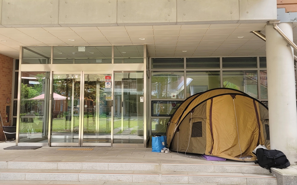 A고교 여자 기숙사 앞에 설치된 텐트