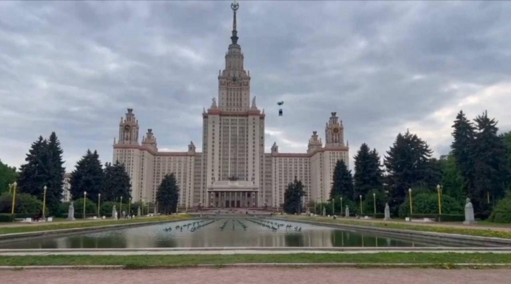 러시아 반체제 단체 깃발 모스크바 상공에 등장