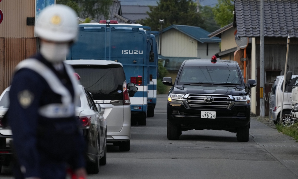 일본 나가노현 총격 사건 범인을 태운 경찰 차량