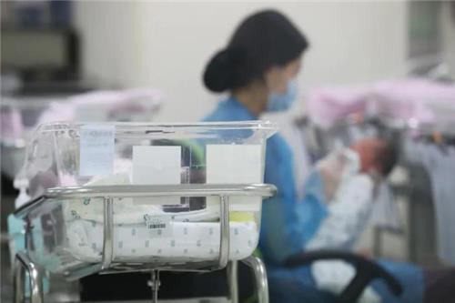 중국 산부인과에서 신생아 돌보는 의료인력