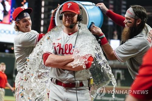 400세이브 달성 인터뷰 중 축하 세례를 받는 킴브럴