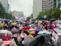 토요일 서울 도심 빗속 집회…평소보다 참가자 적어