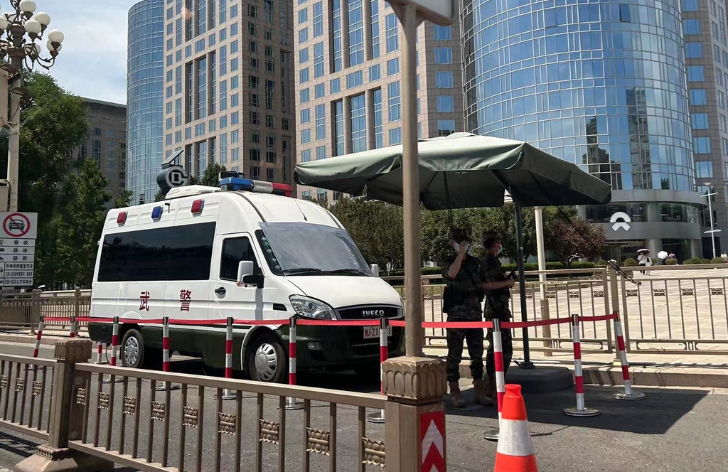 4일 중국 톈안먼 광장 인근서 검문검색을 하는 경찰