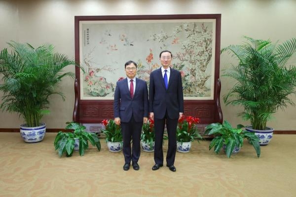 4일 베이징에서 만난 최영삼(좌) 한국 외교차관보와 쑨웨이둥 중국 외교 부부장