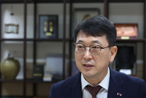 [인터뷰] 문화재청장 "'검정 바탕-금색 글자' 새 광화문 현판 10월 완성"