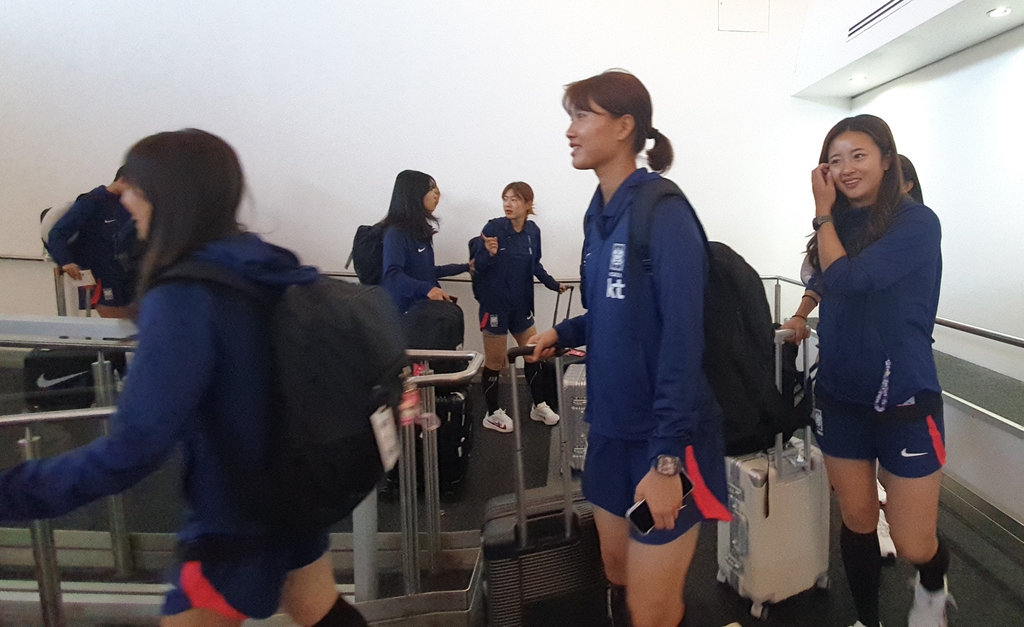 시드니 공항 입국장으로 들어오는 한국 여자축구대표팀 선수들