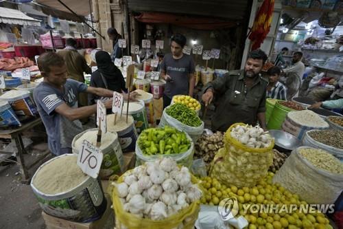 IMF, 파키스탄에 채무 구조조정 경고…"외채 126조원"