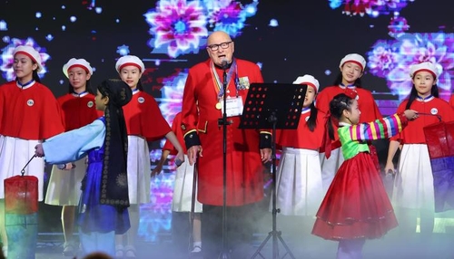 전우들 잠든 부산에서 지팡이 짚고 아리랑 열창한 참전용사