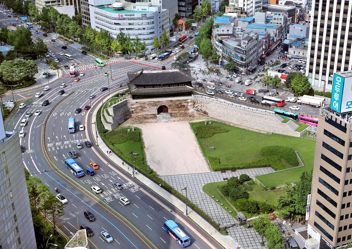 보행자가 접근할 수 있게 광장과 보행로가 신설된 숭례문. 2023년 [연합뉴스 자료사진]