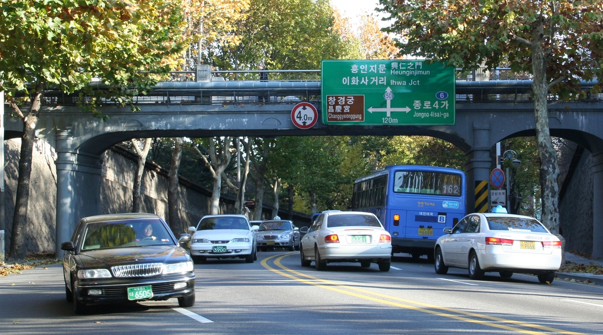 종묘와 창경궁을 갈라놓았던 서울 종로구 율곡로 도로. 2006년 [연합뉴스 자료사진]