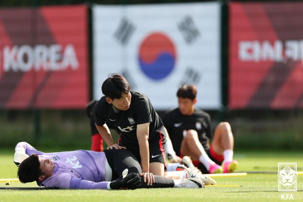 몸을 푸는 홍현석(오른쪽)과 골키퍼 김준홍