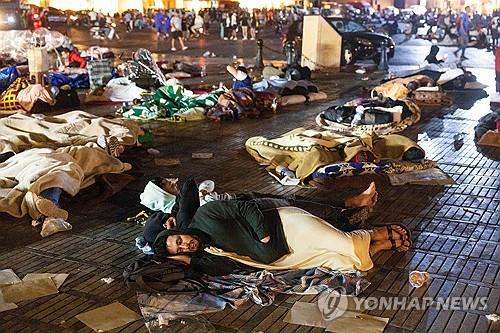 겁에 질려 광장에 노숙하는 모로코 마라케시 주민들