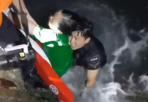 한밤중 바다에 빠진 여성 구조한 박철수 울산해경 경사