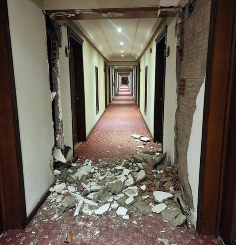 강진으로 무너져 내린 모로코 마라케시 호텔 로비 외벽 