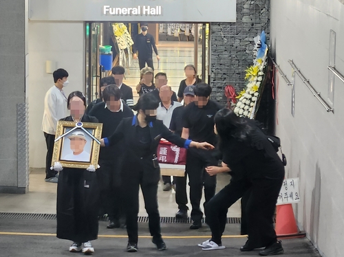 몸을 가누지 못하는 A씨 아내