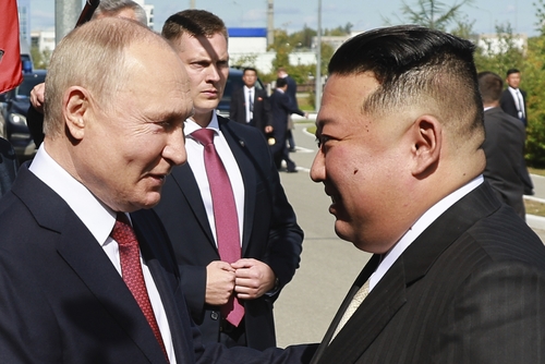 13일 반갑게 인사하는 푸틴 대통령과 김정은 위원장 