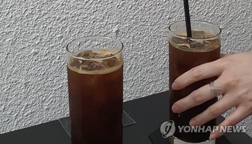  기내식 커피 마시다 '으적'…뱉어보니 깨진 유리 조각