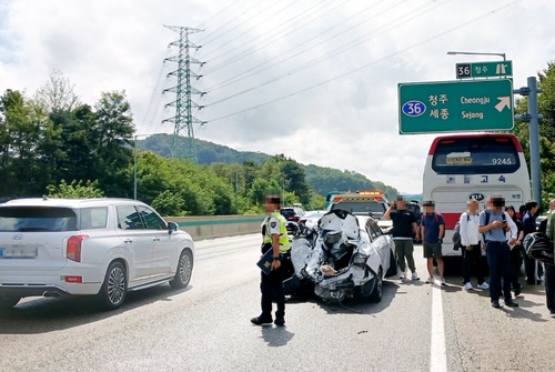 청주 경부고속도로서 차량 8대 연쇄 추돌…5명 부상