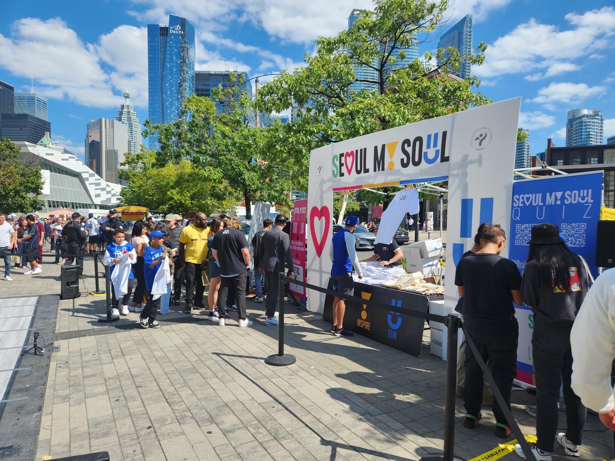 캐나다 토론토 류현진 홈구장 밖에 마련된 서울 홍보관을 찾은 현지 관광객들