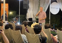평산책방에서 홍범도 장군 책 3권 소개한 문 전 대통령