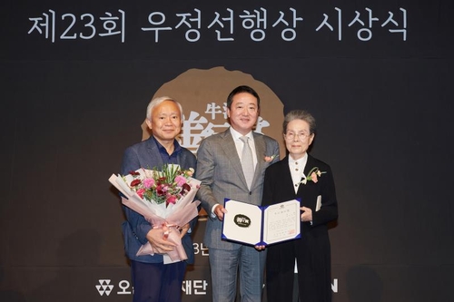 (서울=연합뉴스) 코오롱그룹 오운문화재단이 19일 서울 마곡 코오롱 원앤온리타워에서 개최한 제23회 우정선행상 시상식을 열었다. 47년째 늦깎이 학생들을 위한 배움터가 되어준 상록야학이 대상을 수상했다. 사진은 이웅열 이사장(가운데)과 우정선행상 대상을 수상한 상록야학의 한윤자 교장(오른쪽)과 황기연 교무부장(왼쪽). 2023.9.19 [코오롱 제공. 재판매 및 DB 금지]