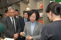 [동정] 오유경 식약처장, 화장품 매장 찾아 간담회