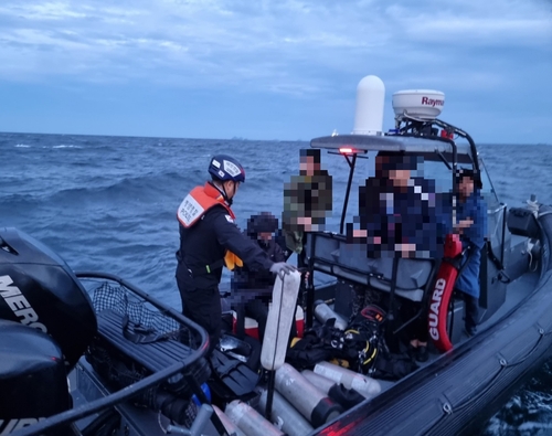 목포해경, 너울에 실종된 잠수사 2명 구조